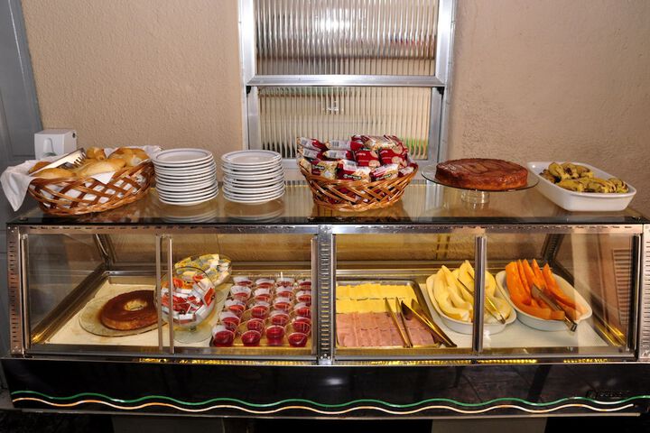 Breakfast/Coffee Service 24 of 47