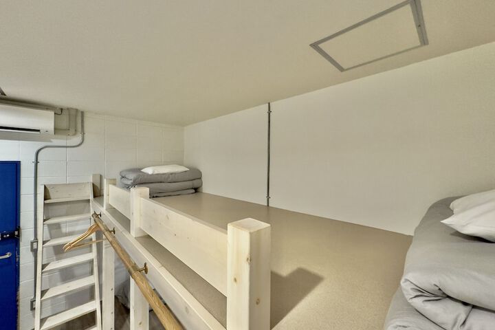 Room 93 of 193