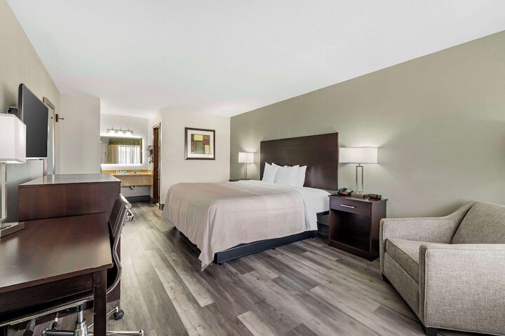 1 King Bed (7 of 12)