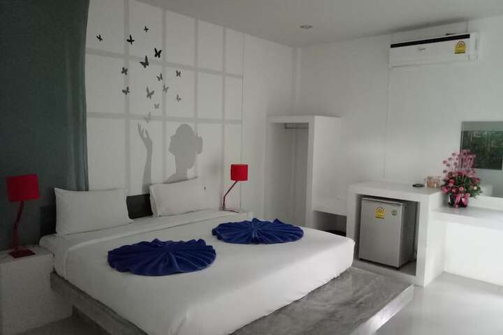 Room 12 of 28