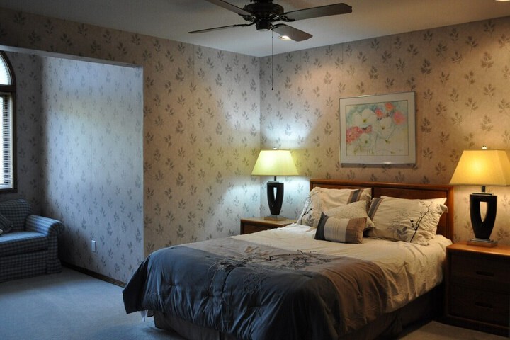 Room 4 of 32