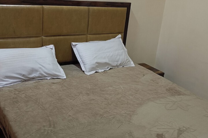 Room 4 of 10