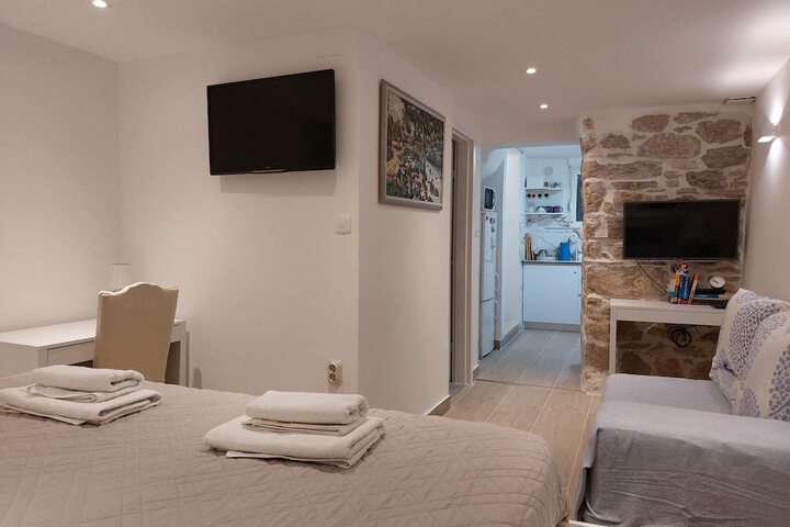 Room 2 of 32