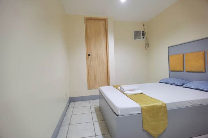 Room 9 of 18