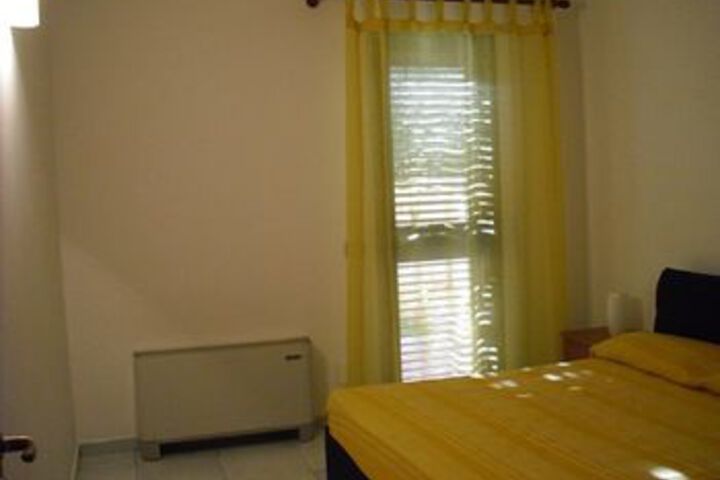 Room 12 of 25