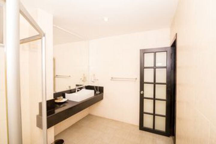Room 6 of 37