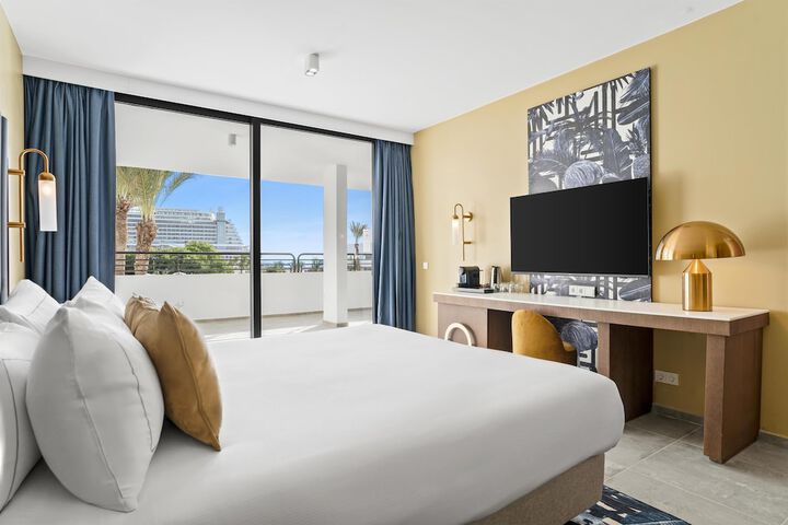 Room 40 of 170