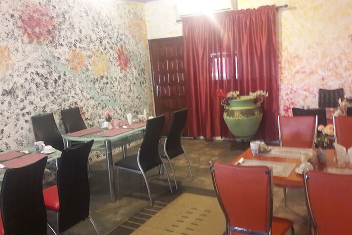 Dining 8 of 33