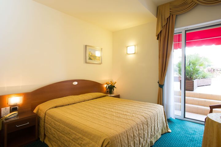Room 4 of 62