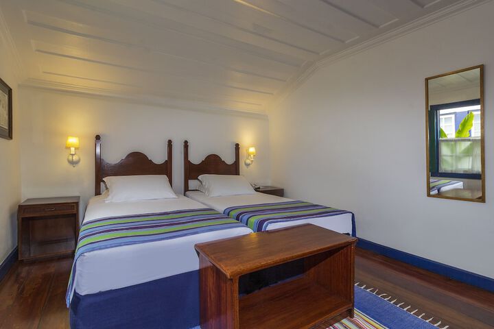 Room 4 of 104