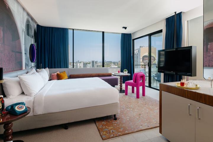 Room 27 of 74