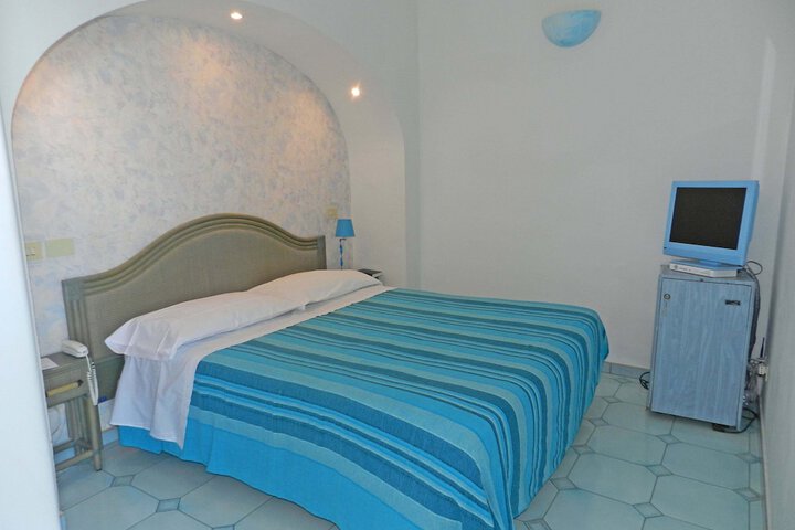 Room 16 of 108