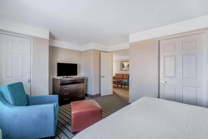 1 King Bed (3 of 9)