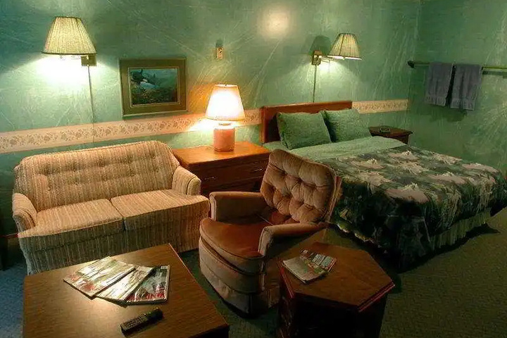 Room 6 of 8