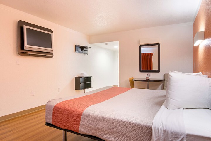 Room 9 of 29