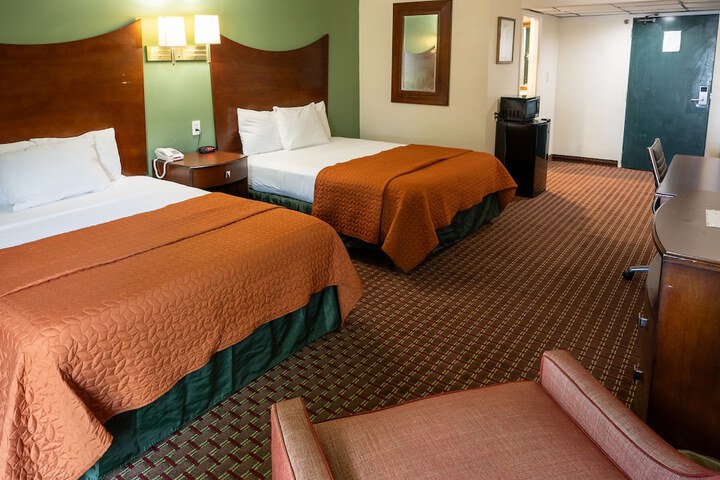 2 Double Beds (3 of 9)