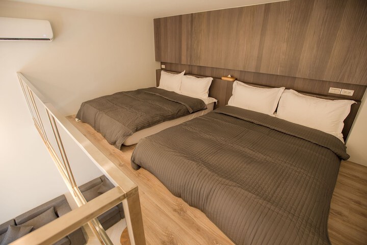 Room 2 of 100