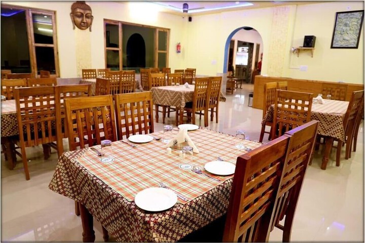 Dining 10 of 12