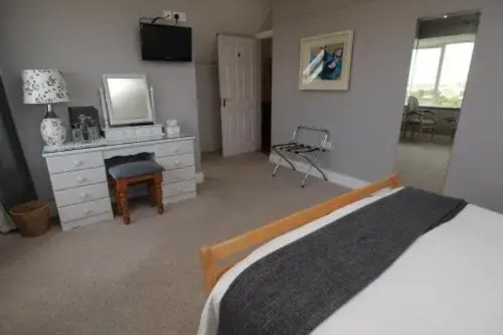 Room 2 of 10