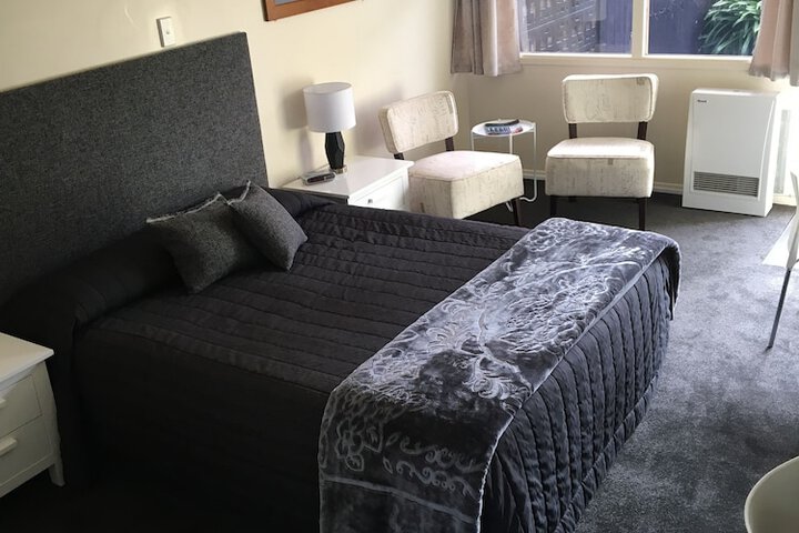 Lounge 35 of 57