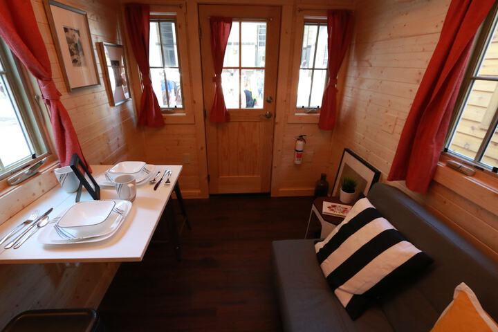 Room 28 of 87