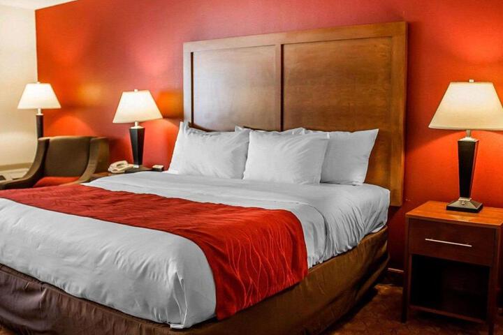 1 King Bed (4 of 16)