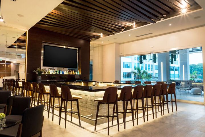 Lounge 63 of 80