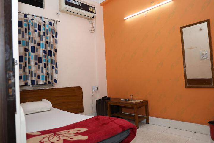 Room 13 of 20
