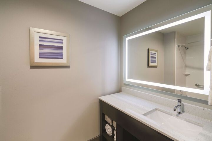 2 Queen Beds Mobility Accessible (8 of 9)