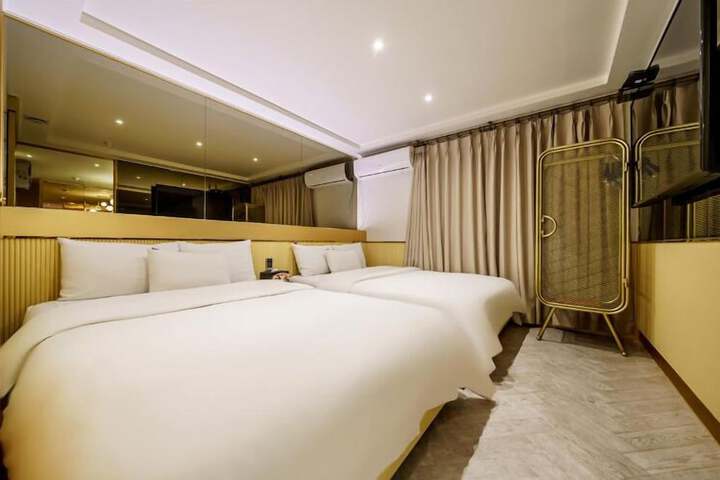 Room 16 of 26