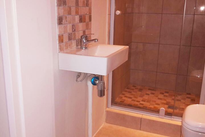 Room 5 of 9
