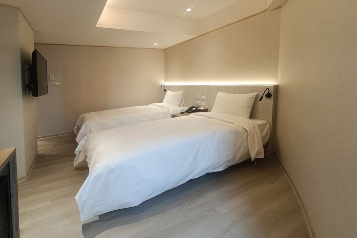 Room 6 of 37