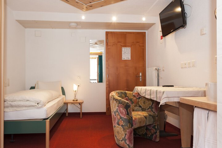 Room 3 of 53
