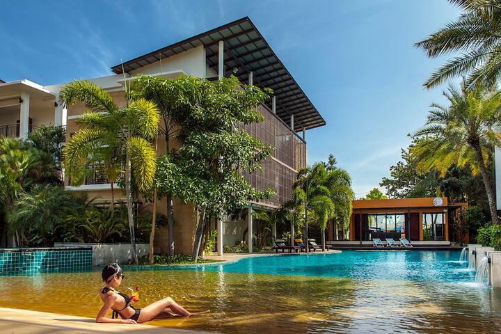 Hotel with Pool