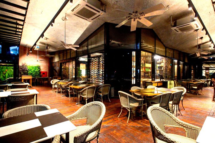 Dining 66 of 110