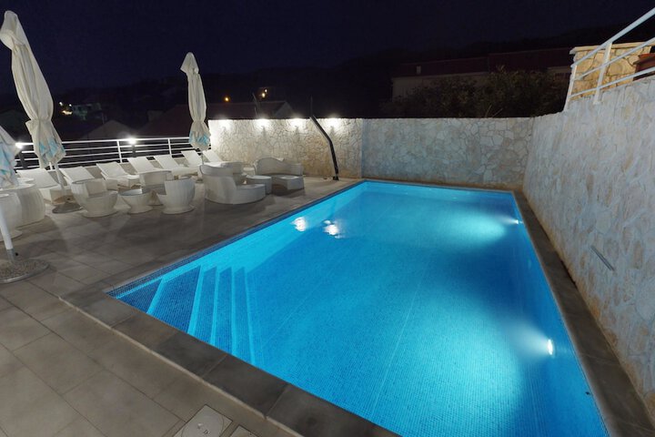 Pool 16 of 42