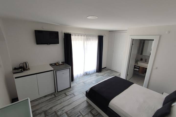 Room 3 of 65