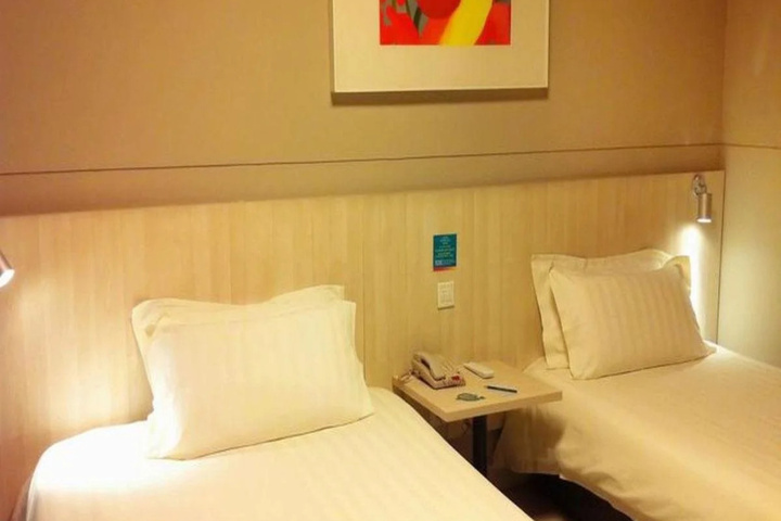 Room 2 of 10