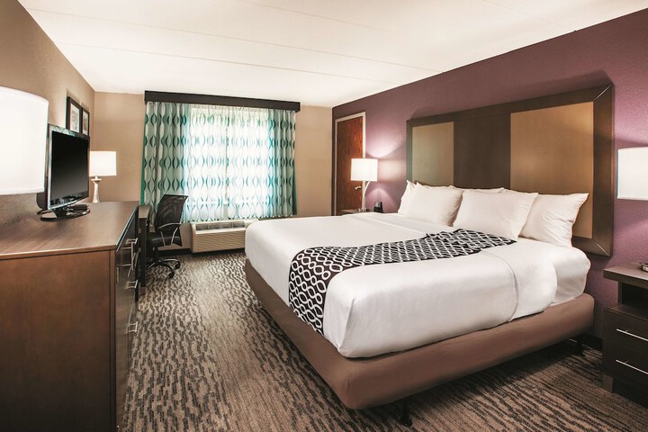 1 King Bed (3 of 15)