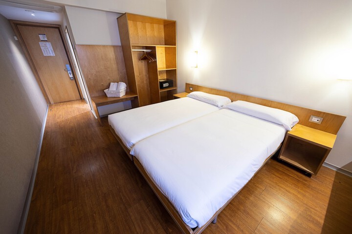 Room 13 of 46