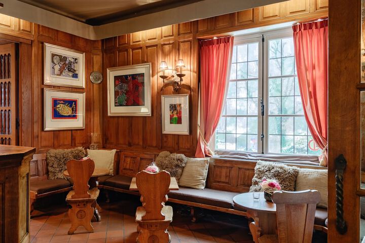 Lounge 18 of 33