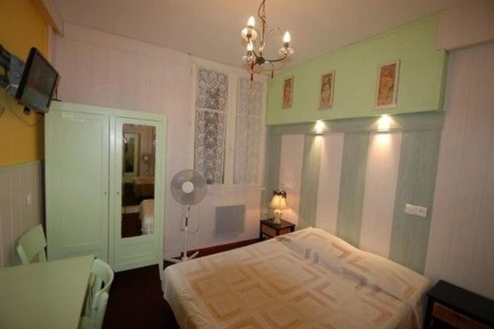 Room 6 of 16