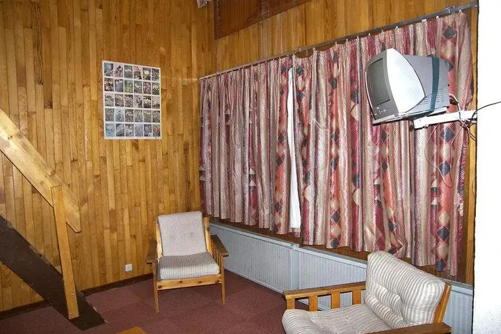 Room 6 of 10