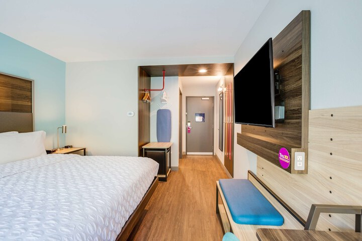 1 King Bed (6 of 12)