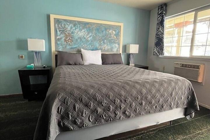 1 King Bed (4 of 6)