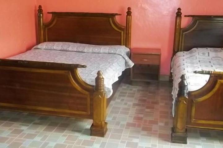 Room 6 of 12