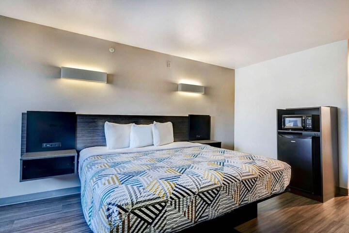 1 King Bed (2 of 13)