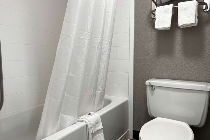 Deluxe King Room (5 of 10)