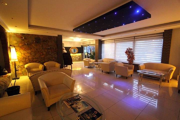 Lounge 23 of 39