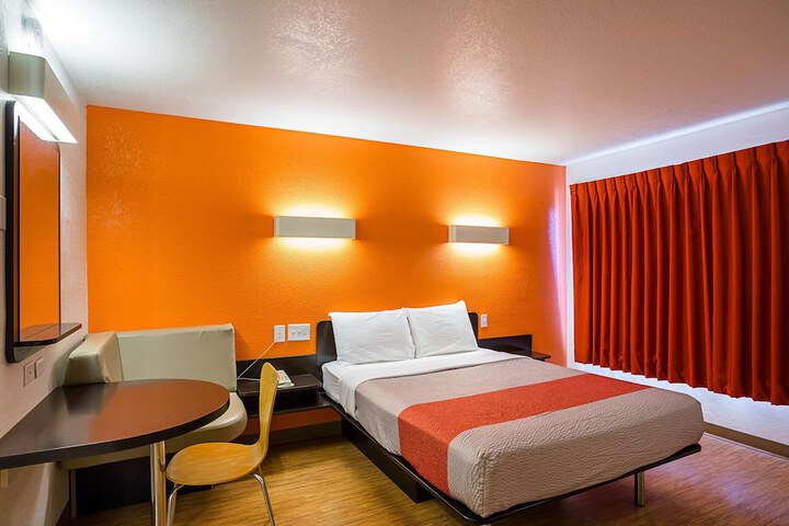 Room 8 of 30